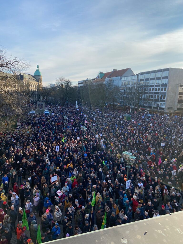 240120-Demo.bunt_.statt_.braun_.Foto_.Opernplatz.Hannover